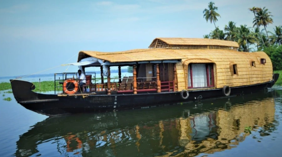 One Bedroom Traditional Premium Houseboat 1