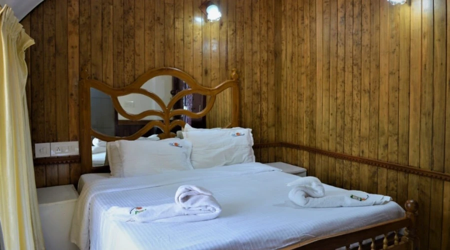 One Bedroom Traditional Premium Houseboat 2