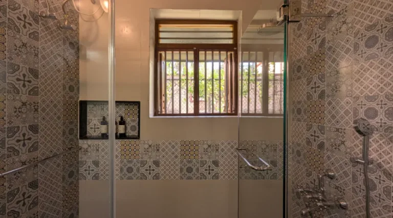 Superior room bathroom