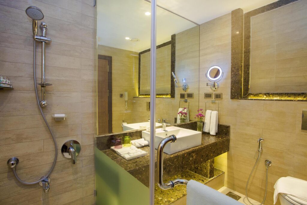 10 Fragrant Nature Munnar Hotels Tropic Green - Bathroom