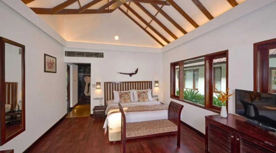 Pool front villa with plunge pool (3)