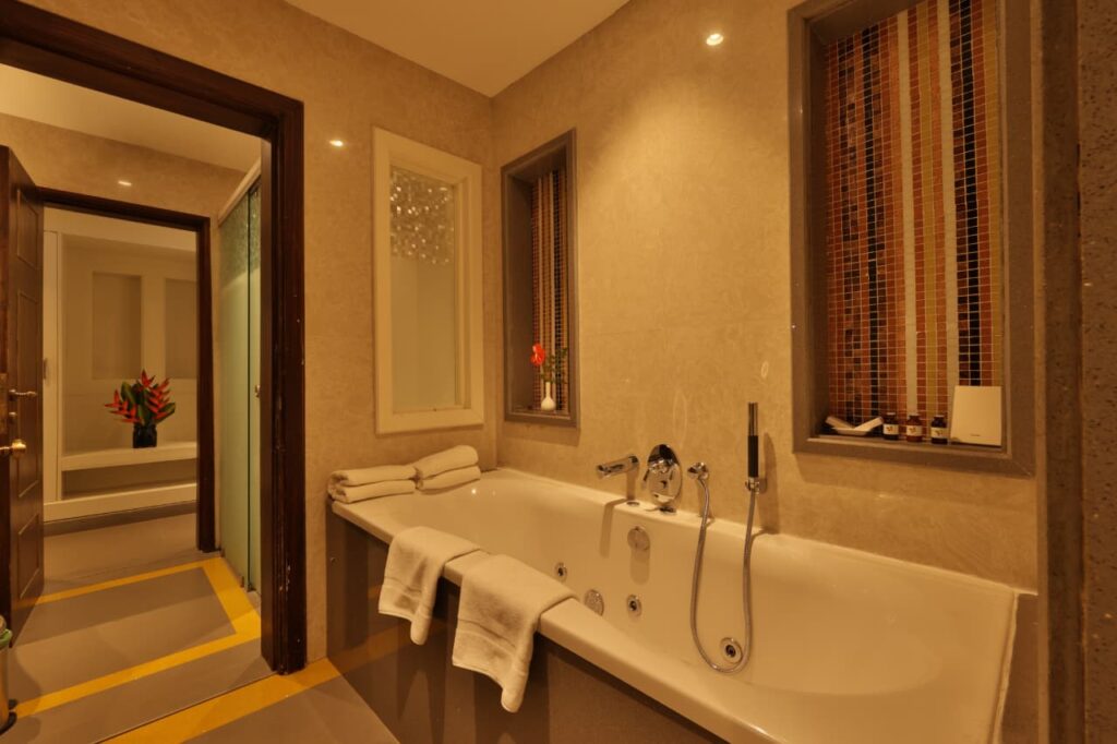 Wild Orchid Suite - Bathroom with Jacuzzi