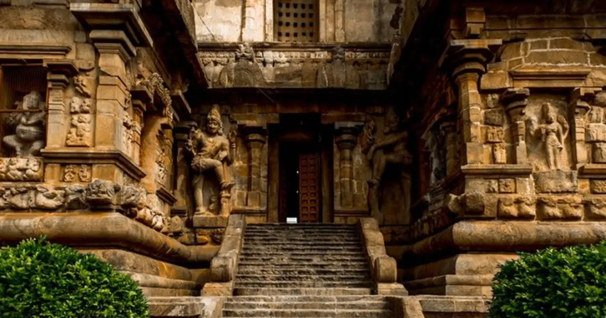 South India Heritage: Sacred Temples & Serene Backwaters