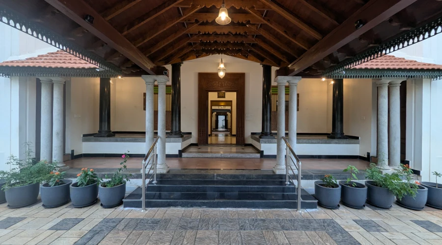 Entrance-and-thinnai